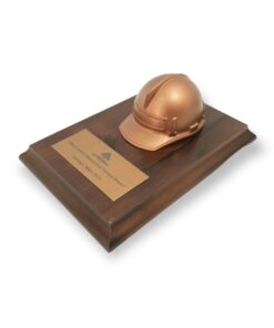 Alternative view of CASCO DE RESINA COLOR COBRE, BASE DE MADERA, PLACA GRABADA