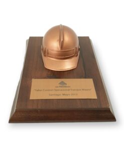 CASCO DE RESINA COLOR COBRE, BASE DE MADERA, PLACA GRABADA