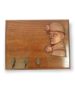 PORTALLAVES CON ROSTRO DE MINERO COBRIZADO , PLACA GRABADA