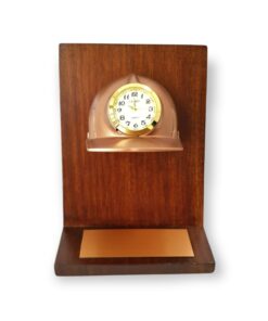 MEDIO CASCO DE RESINA CON RELOJ, BASE DE MADERA, PLACA GRABADA