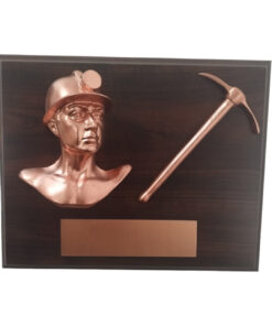GALVANO ROSTRO MINERO DE RESINA COLOR COBRE CON PICOTA METÁLICA, PLACA GRABADA