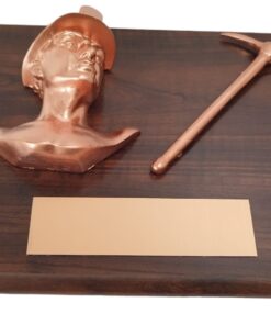 Alternative view of GALVANO ROSTRO MINERO DE RESINA COLOR COBRE CON PICOTA METÁLICA, PLACA GRABADA