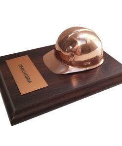 Alternative view of CASCO DE COBRE EN BASE DE MADERA, PLACA GRABADA