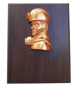 GALVANO ROSTRO MINERO METÁLICO COBRIZADO, CON PLACA GRABADA