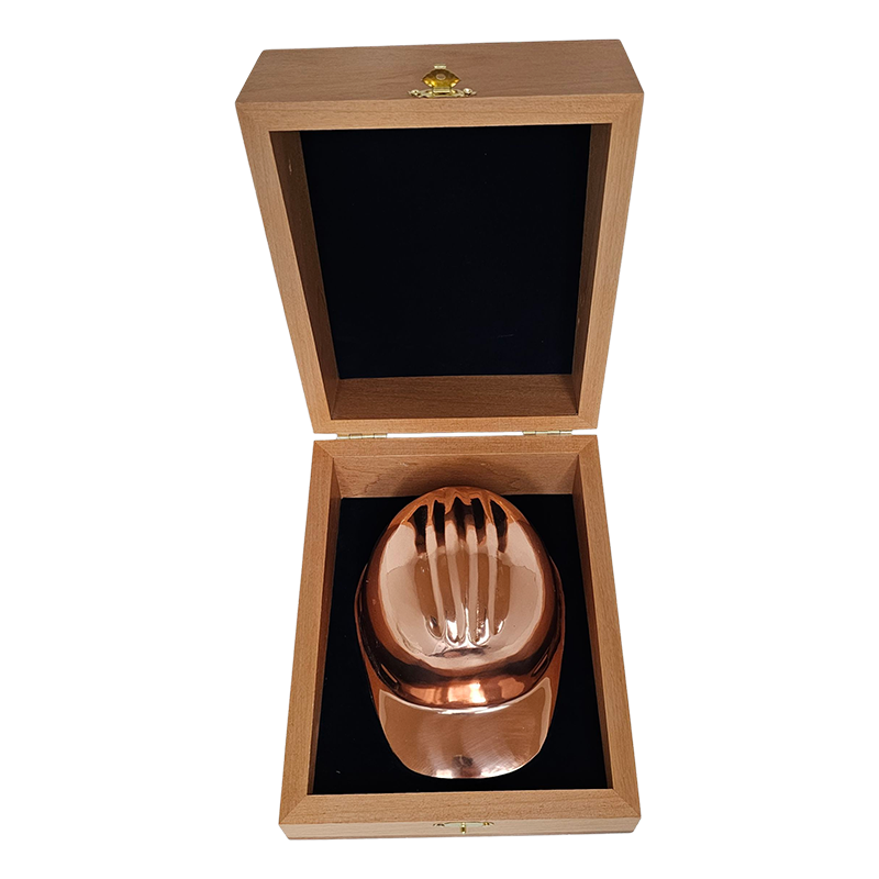 CASCO MINERO DE COBRE EN CAJA DE MADERA CON INTERIOR DE TERCIOPELO AZUL