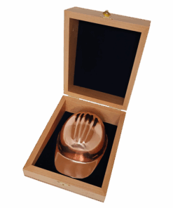 Alternative view of CASCO MINERO DE COBRE EN CAJA DE MADERA CON INTERIOR DE TERCIOPELO AZUL